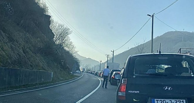 Naoružajte se strpljenjem: Duge kolone vozila večeras posebno na putu Mostar-Sarajevo