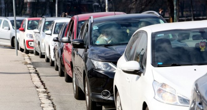 Navala u Sarajevu za testiranje na korona virus: Drive-in punkt kod Mosta 'Suade i Olge' zakrčen vozilima