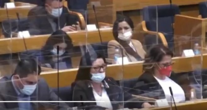 Energičan govor poslanice SNSD-a: Đe su ti Srbi? Ovđe nam držiš čas istorije... o'đe mi mudruješ, e ne može tako momak!