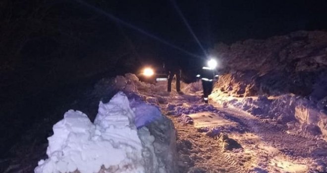 Akcija sretno okončana nakon tri sata: Vatrogasci spasili zametene putnike u kombiju!