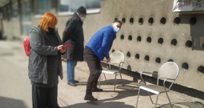  Mirvad Kurić dijelio narodu  stolice za čekanje ispred sarajevskih domova zdravlja