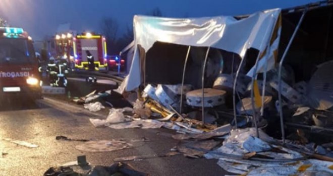 U saobraćajnoj nesreći poginule četiri osobe: U kamionu su bili migranti, nagurani među balama