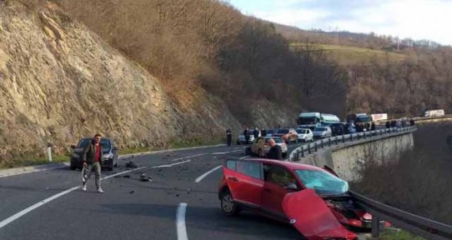 Nesreća kod Konjica: Sudarila se tri auta, jedna osoba prevezena u bolnicu