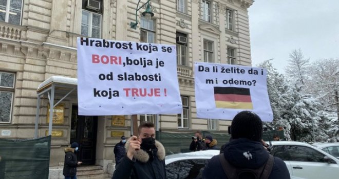 Protest ogorčenih studenata ispred Vlade KS: U 21. vijeku mi se borimo za hranu... Pokušavate nas utješiti krompirom...