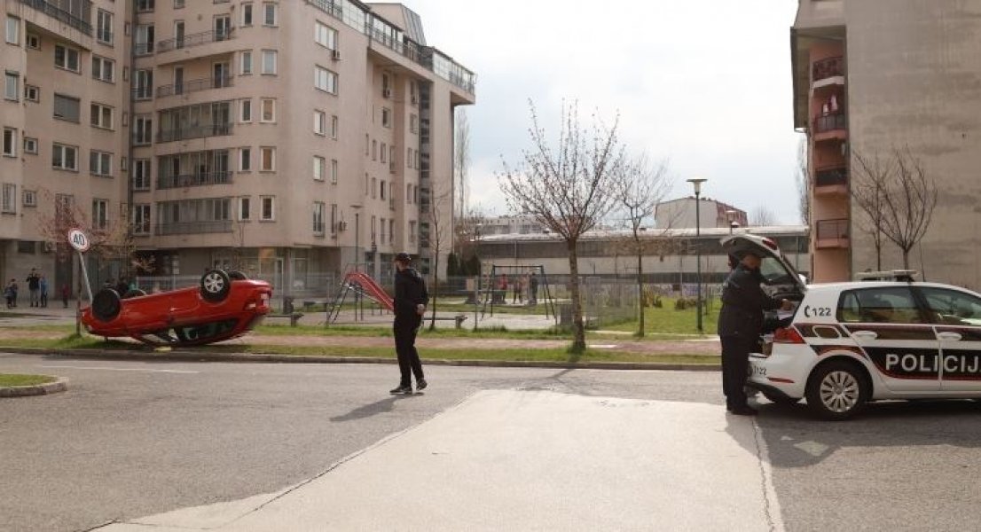 paromlinska-automobil-na-krovu1