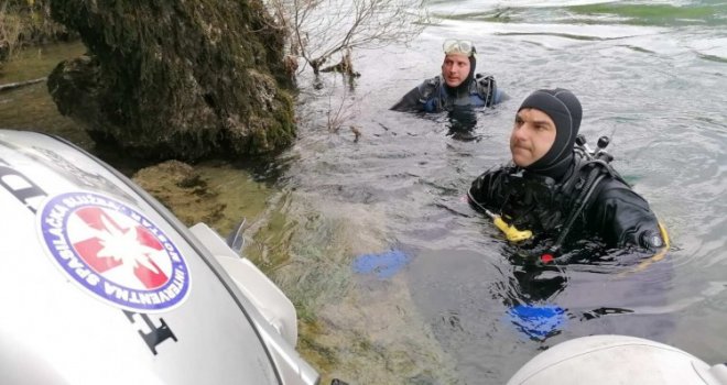 Nastavlja se potraga za nestalim djetetom koje se nalazilo u potopljenom automobilu