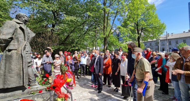 Delegacija UNSA, predvođena dekanom Rifatom Škrijeljom, položila cvijeće na spomenik Josipa Broza Tita