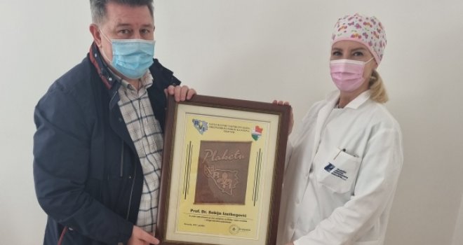 Sa KCUS-a stigla vijest: Savez RVI SBK u znak zahvalnosti uručio plaketu direktorici Sebiji Izetbegović