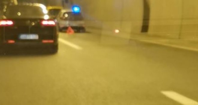 Udes u tunelu prema Vogošći, saobraćaj usporen