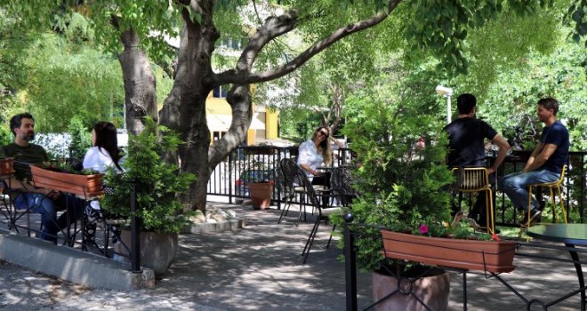 Crna Gora ukinula policijski sat, situacija s pandemijom sve bolja, dozvoljen i promet između općina, muzika na terasama...