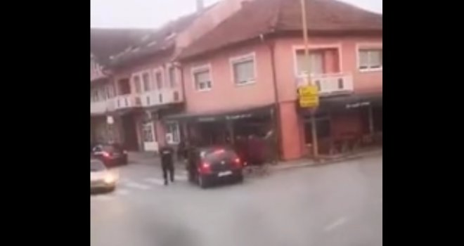 Strašno: Automobilom udario u baštu kafića, pa pobjegao sa lica mjesta, jedna osoba poginula! 