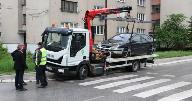 Počela akcija uklanjanja napuštenih i neregistrovanih vozila sa javnih i parking površina u KS: Nazovite ovaj broj!