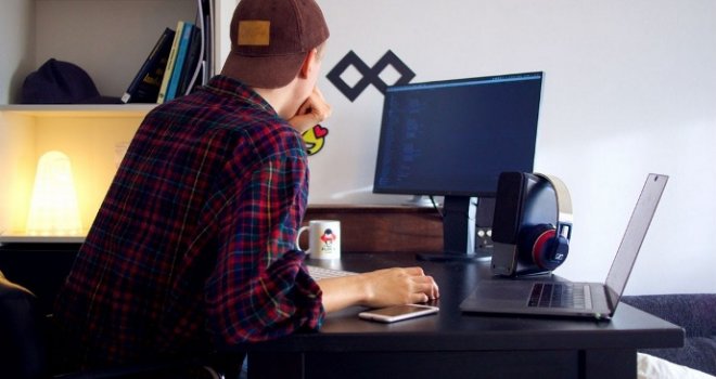 Plaćaju doprinose, a nemaju osiguranje: Ukinuti naplatu od 4% ili omogućiti zdravstvene usluge za freeleancere u FBiH!