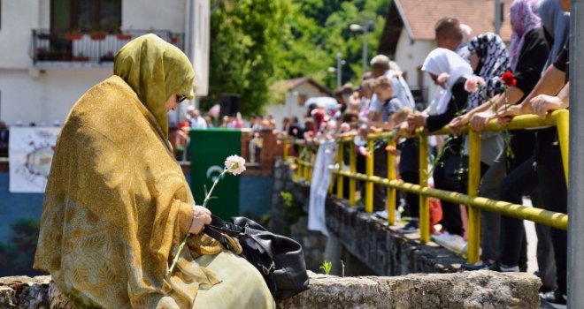 Bacanjem ruža u Plivu obilježena godišnjica stradanja Bošnjaka u Jezeru 
