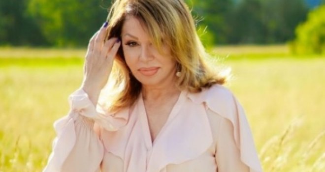 Na ovoj fotografiji zaista moćno izgleda... Neda Ukraden: 'Menopauza?! Šta to bješe?'