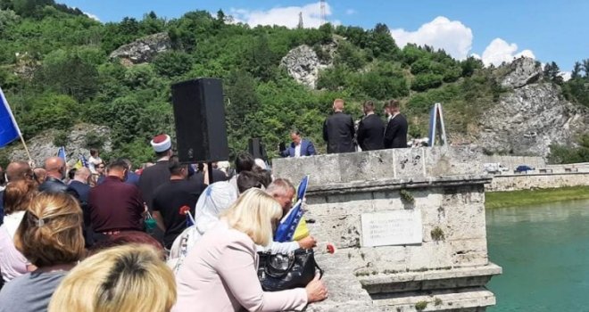 'Vezali su ljude žicom i bacali u Drinu, druge su palili u živim lomačama': 3.000 ruža za 3.000 duša