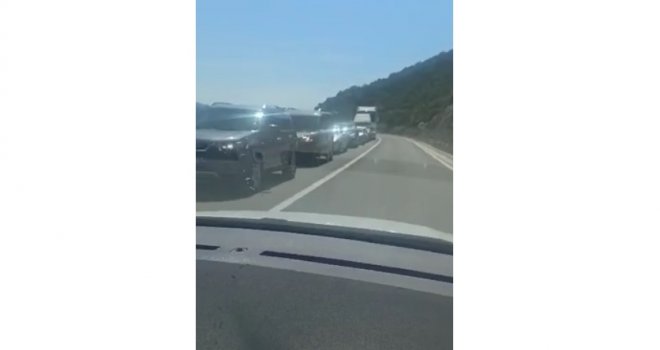 Kilometarske kolone na ulazu u Neum: Turisti pohrlili na more, gužve na granicama