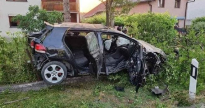 Stravična nesreća kod Bihaća: Golfom se zabili u betonsku ogradu, poginuo mladić