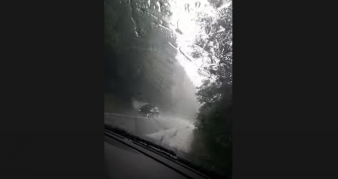 Snažno nevrijeme već stiglo do Banjaluke: Olujna kiša, munje, gromovi, a padao i led...