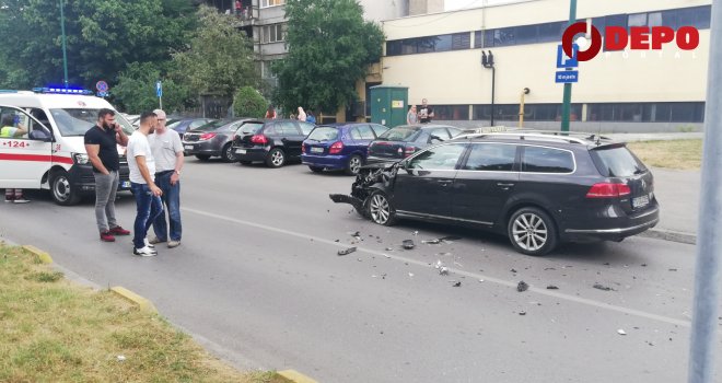 Nesreća u Sarajevu: Sudar taksija i putničkog vozila, dvije osobe povrijeđene