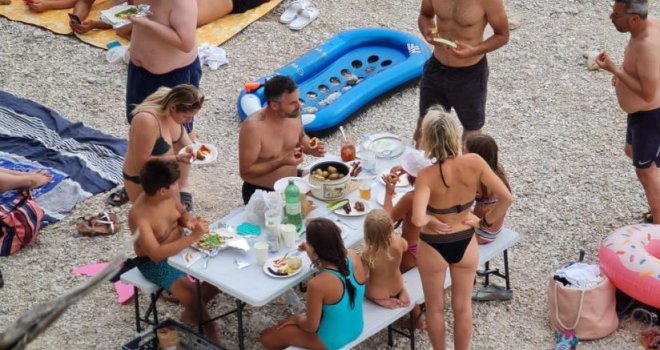 Ako ovog vikenda idete na hrvatsko primorje, pripremite se - skoro ništa od trgovina i šoping centara neće raditi
