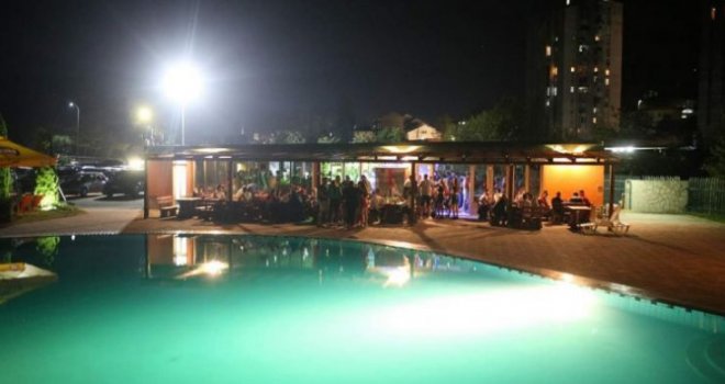 Tuča na Gradskom bazenu u Konjicu: Dvojica Sarajlija nasrnuli na konobara i prskali ga peper sprejom