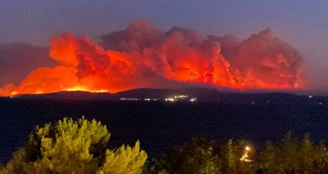  Vatra na grčkom otoku guta kuće: 'Ovo je kao u horor filmu, samo što je stvarnost'