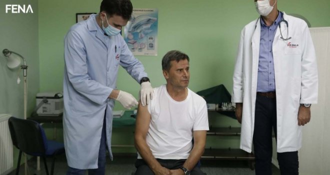 Novalić primio vakcinu u Gradačcu i pozvao građane da se vakcinišu: 'Dolazi četvrti val...'