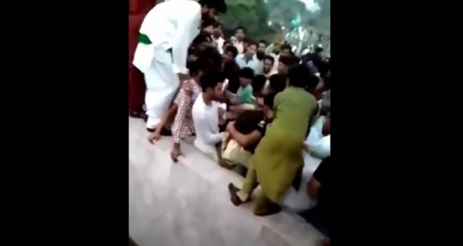 Stotine muškaraca napale ženu na trgu u Pakistanu: Trgali joj odjeću, dirali je