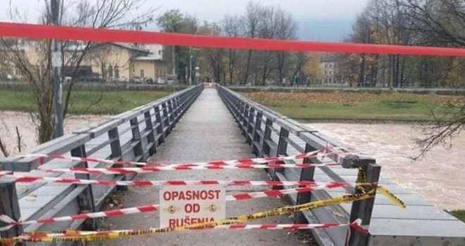 Pješački most na Ilidži je zatvoren: Prijeti da se uruši, ali građani i dalje prelaze preko njega
