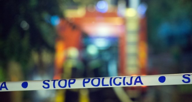 Teška saobraćajna nesreća u Doboju: Vatrogasci rezali auto da izvuku povrijeđene, preminuo suvozač