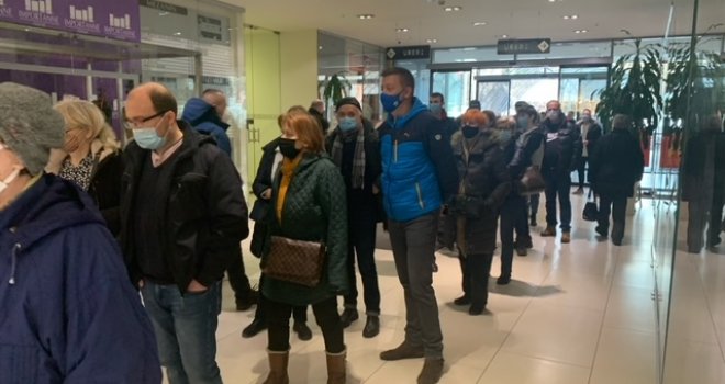 Nezapamćen red za vakcinaciju u Importanne tržnom centru