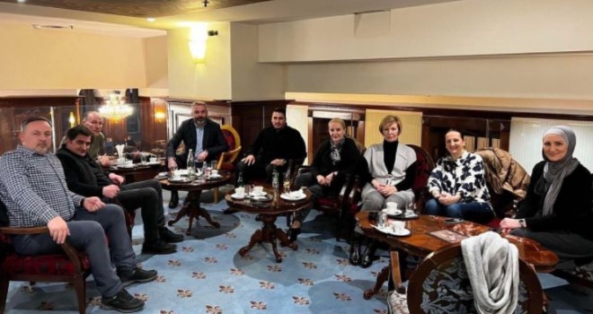 Bakira Izetbegovića podržavaju stranačke žene, ali i drugi sljedbenici... Evo ko mu sve daje 'vjetar u leđa' dok je u Neumu...