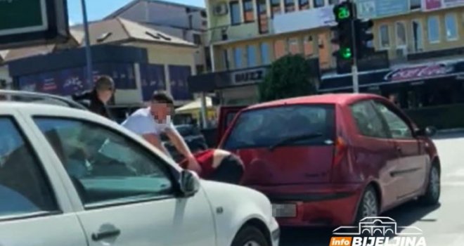 U centru grada se potukli zbog saobraćaja, pa kažnjeni sa po 400 KM