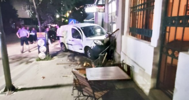 Nesvakidašnja nesreća u Mostaru: Nakon sudara vozilo završilo u ćevabdžinici