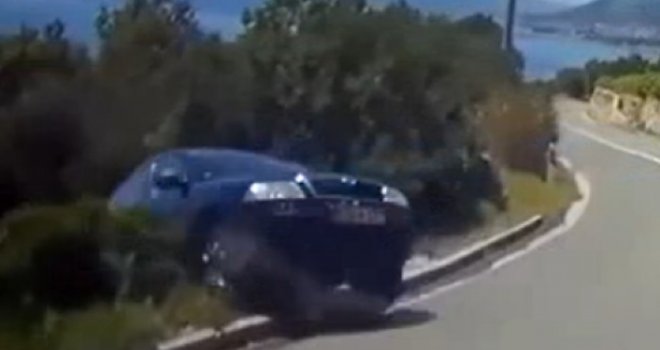 Opasna scena na Pelješcu: Škoda se samo pojavila nasred prometne ceste, pa upala u provaliju! Pogledajte snimak