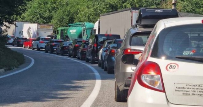 Formiraju se kolone: Pojačan saobraćaj na autoputu Sarajevo - Bradina, slična situacija na putu M-17 prema Mostaru