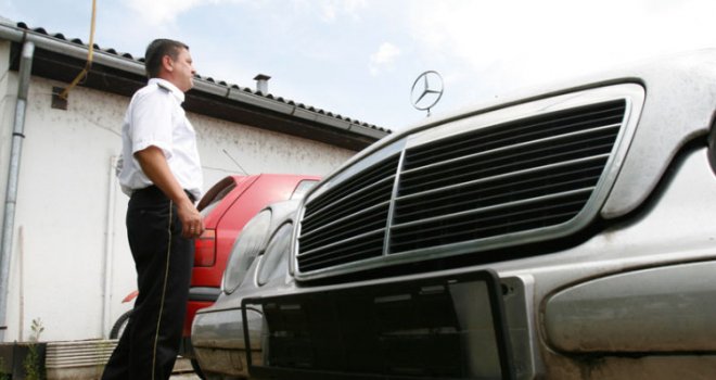 UIO zaplijenila automobile vrijedne pola miliona KM: Prije su trunula u skladištima, sada idu na aukcije