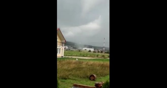 Pogledajte kako 'tornado' hara Tomislavgradom: Protutnjao olujni vjetar, nosio krovove, stadale kuće, automobili...  