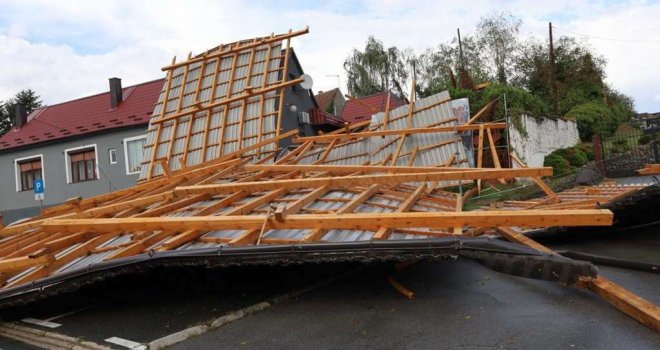 Nevrijeme poharalo Hrvatsku, zahvatilo i Zagreb: Sijevale munje i gromovi, padala stabla, poplavili podrumi...
