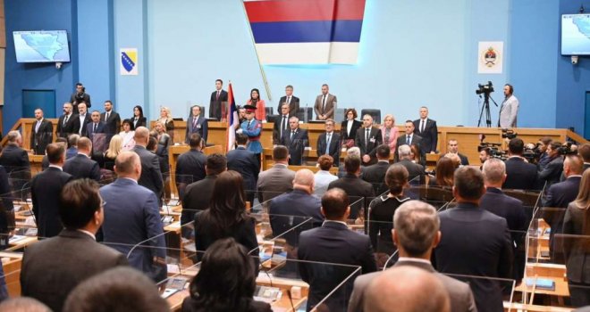 'Plate na ruke': U RS-u usvojili skandalozan zakon - povratak koverti i plata u kešu!