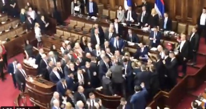 Tuča u Skupštini Srbije: Vučić viče, napao Divca i pije iz šoljice s likom vuka