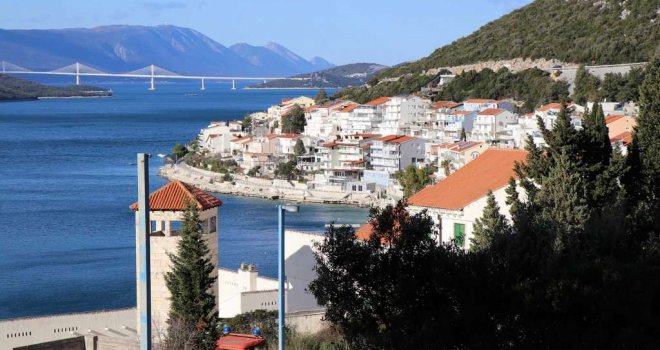 Općina Neum skrivala informacije o naplati parkinga koju vrši kompanija povezana sa HDZ-om? No stigla je tužba...