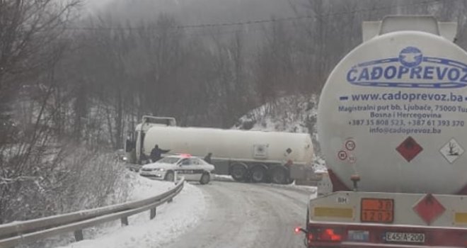 Nesreća kod Srebrenika: Učestvovali kamion i dva automobila, ima povrijeđenih, saobraćaj obustavljen