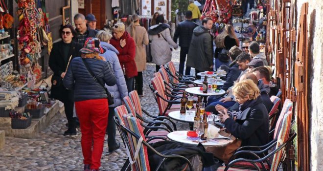 BiH u martu posjetilo gotovo 100.000 turista: Ko nas najviše posjećuje, a ko najduže ostaje?