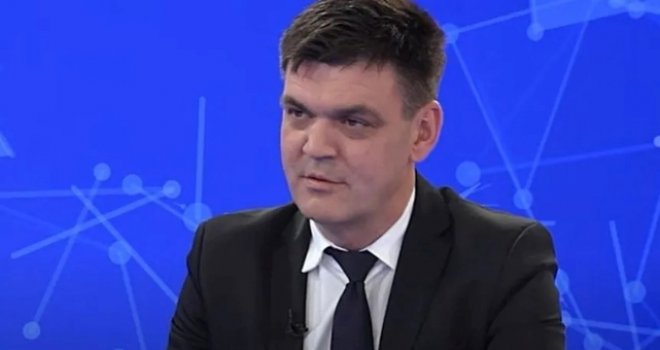 Laže sebe i sve one koje predstavlja, ali to ga ne zabrinjava... Javi se se s vremena na vrijeme da zapali niske strasti! 