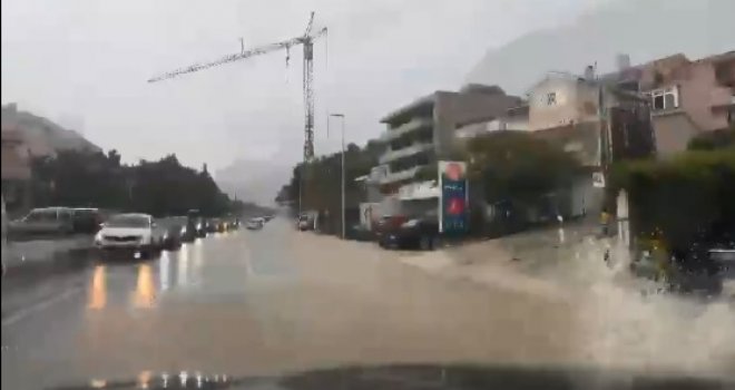 Nevrijeme u Makarskoj: Voda nosila sve pred sobom, od siline pucale i gume na automobilima