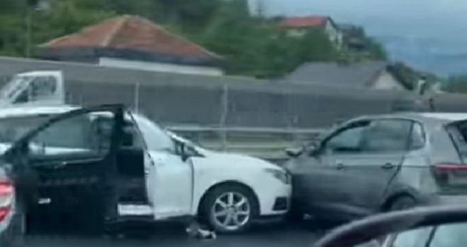 Teška nesreća prema Vogošći: Lančani sudar na brzoj cesti
