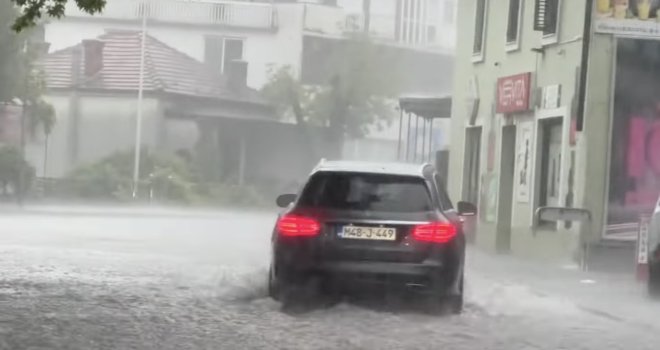 Stigla je superćelijska oluja? Nevrijeme 'protutnjalo' bh. gradom, ulice pod vodom