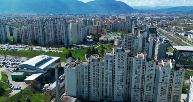 Odjeknula eksplozija na Alipašinom Polju, oštećena tri objekta i tri vozila